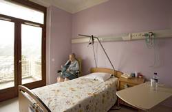 photo d'une chambre avec une patiente au centre médical
